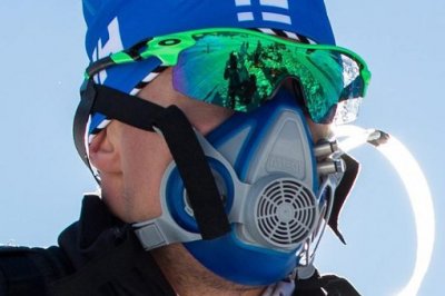 Сборная Финляндии по лыжным гонкам тренируется на глетчере с кислородными баллонами
