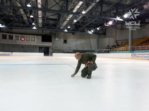 Ледовый корт для хоккеистов и фигуристов в Мурманске готовят к новому спортивному сезону