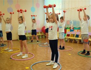 Упражнение по гимнастике для ребенка в возрасте 5 лет