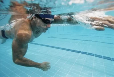 Почему болит голова во время тренировки и после бассейна