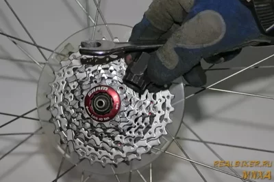 Как снять заднее колесо велосипеда и произвести ремонт