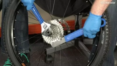 Как снять заднее колесо велосипеда и произвести ремонт