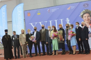 На XVIII турнире Ларисы Кругловой цветы вручал председатель спорткомитета